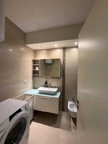 Tirane, jepet me qera apartament 2+1+Ballkon Kati 2, 1.000 € (komune e Parisit)