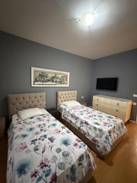 Tirane, jepet me qera apartament 2+1+Ballkon Kati 2, 1.000 € (komune e Parisit)