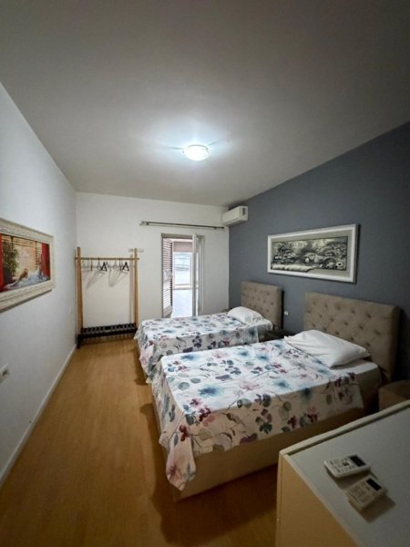 Tirane, jepet me qera apartament 2+1+Ballkon Kati 2, 1.000 € (komune e Parisit)