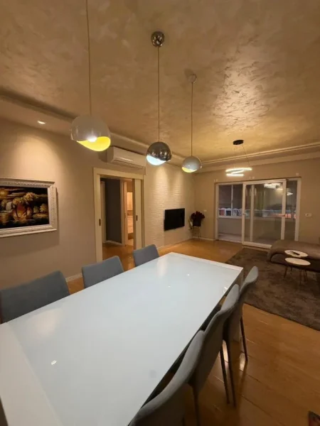 Tirane, jepet me qera apartament 2+1+Ballkon Kati 2, 1.000 € (komune e Parisit)