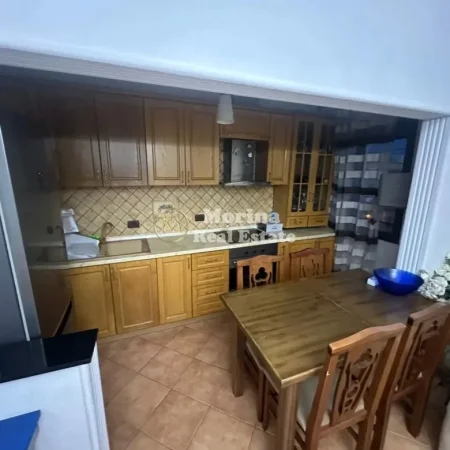 Tirane, jepet me qera apartament 1+1 Kati 5, 65 m² 400 € (Oxhaku)