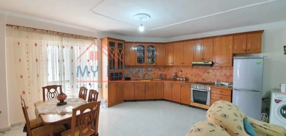 Tirane, jepet me qera apartament 2+1+Ballkon Kati 4, 85 m² 600 € (Rruga Dritan Hoxha)