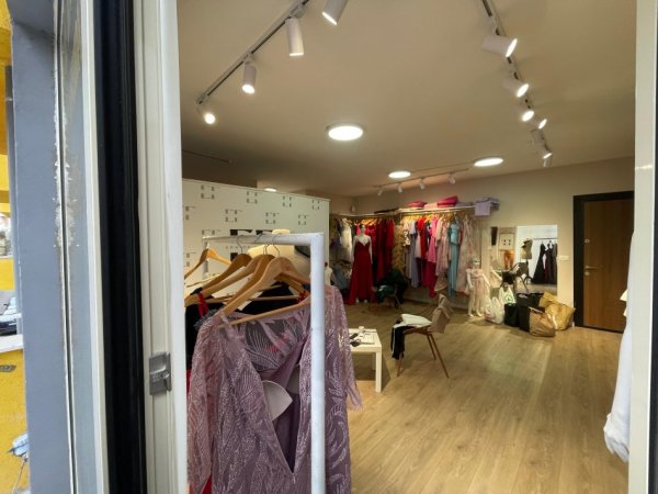 Tirane, jepet me qera ambjent biznesi Kati 1, 75 m² 450 € (Kompleksi Tom Doshi)