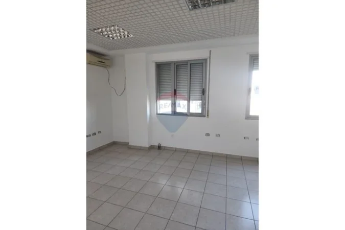 Tirane, shitet apartament 2+1 Kati 4, 97 m² 150.000 € (Kthesa e Kamzes)