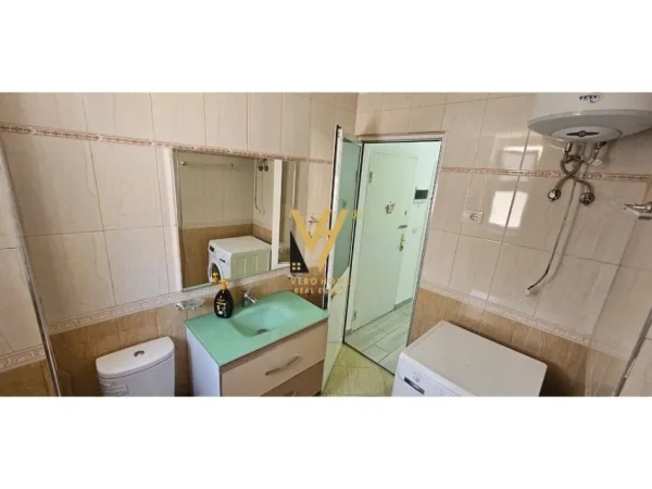 Tirane, jepet me qera apartament 1+1+Ballkon Kati 2, 60 m² 600 € (RRUGA E BARRIKADAVE)