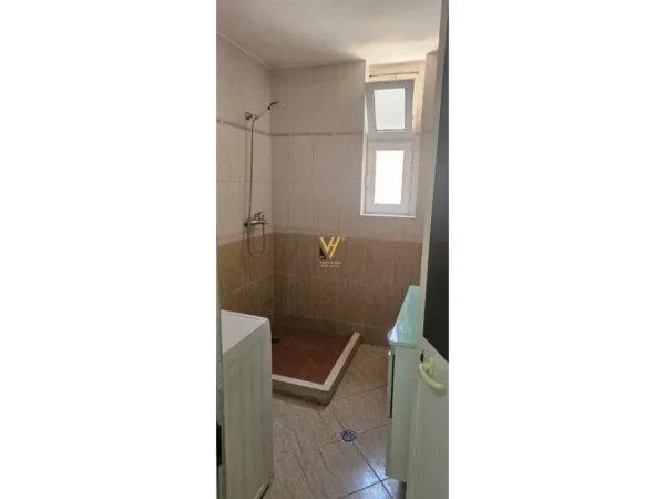 Tirane, jepet me qera apartament 1+1+Ballkon Kati 2, 60 m² 600 € (RRUGA E BARRIKADAVE)