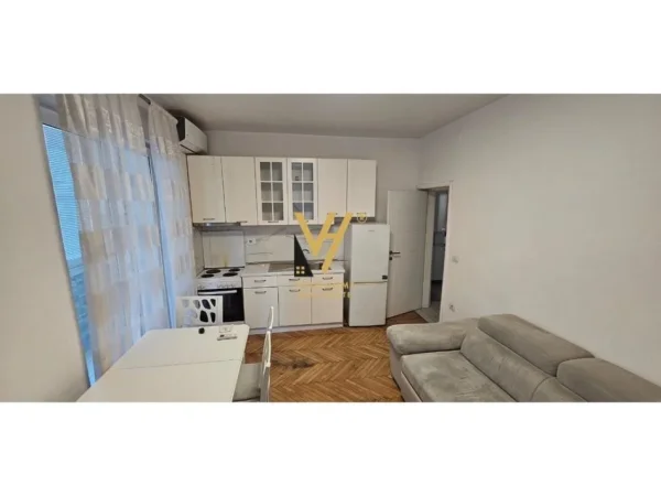 Tirane, jepet me qera apartament 1+1+Ballkon Kati 2, 60 m² 600 € (RRUGA E BARRIKADAVE)