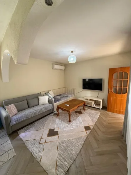 Tirane, jepet me qera apartament 1+1+Ballkon Kati 2, 80 m² 400 € (Allias)