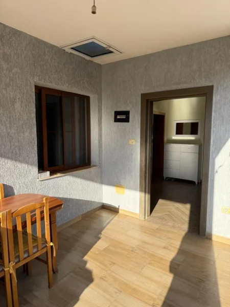 Tirane, jepet me qera apartament 1+1+Ballkon Kati 2, 80 m² 400 € (Allias)