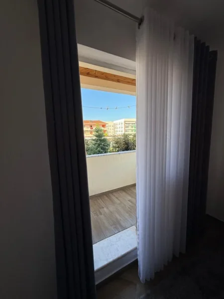 Tirane, jepet me qera apartament 1+1+Ballkon Kati 2, 80 m² 400 € (Allias)