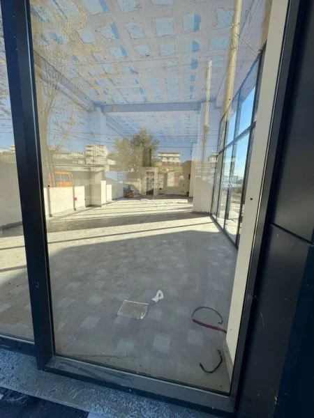 Tirane, jepet me qera dyqan Kati 1, 100 m² 1.500 € 