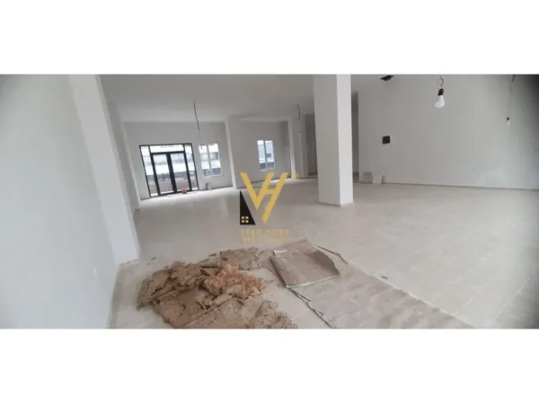 Tirane, jepet me qera ambjent biznesi Kati 0, 220 m² 300.000 Leke (SHKOZE)