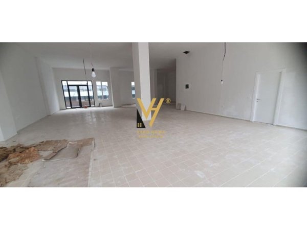 Tirane, jepet me qera ambjent biznesi Kati 0, 220 m² 300.000 Leke (SHKOZE)