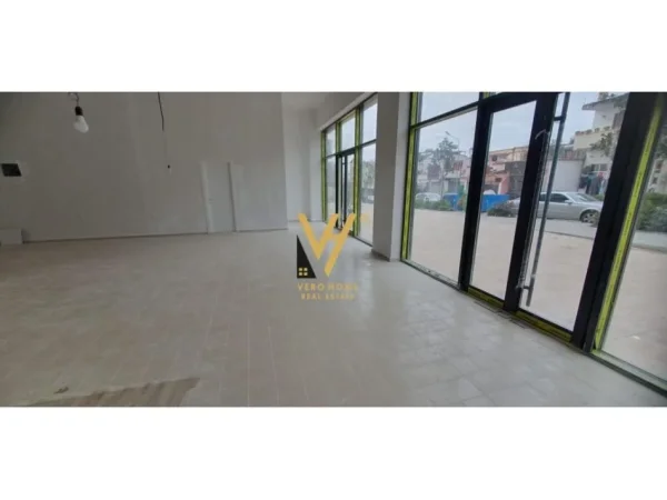 Tirane, jepet me qera ambjent biznesi Kati 0, 220 m² 300.000 Leke (SHKOZE)