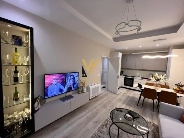 Tirane, jepet me qera apartament 2+1+Ballkon Kati 6, 95 m² 800 € (21 DHJETORI)