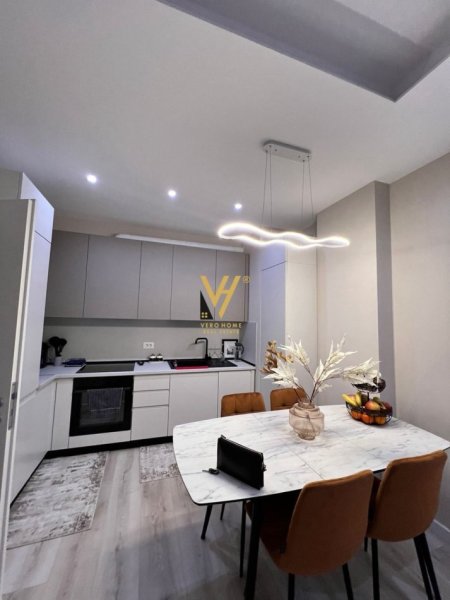 Tirane, jepet me qera apartament 2+1+Ballkon Kati 6, 95 m² 800 € (21 DHJETORI)