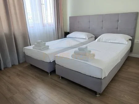 Durres, jepet me qera apartament 2+1 Kati 6, 157 m² 750 € (durres)