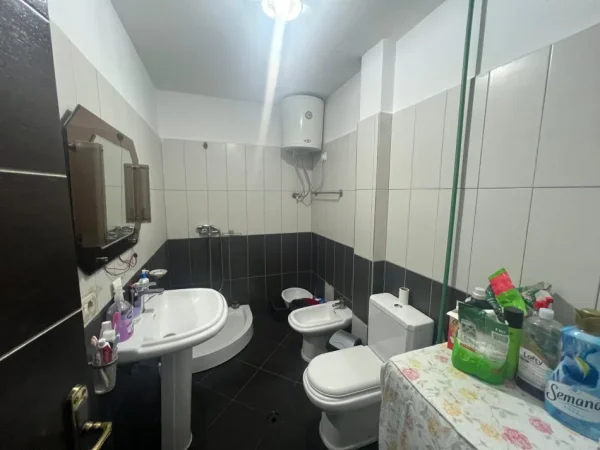 Tirane, jepet me qera apartament 1+1+Ballkon Kati 7, 450 €