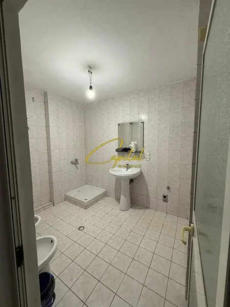 Tirane, jepet me qera zyre Kati 2, 40 m² 430 € (VASIL SHANTO)