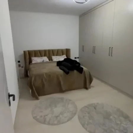 Tirane, jepet me qera 2+1 Kati 3, 100 m² 800 € (Brryli)