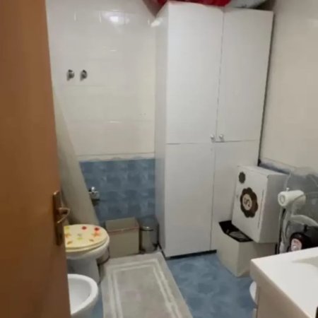 Tirane, jepet me qera 2+1 Kati 3, 100 m² 800 € (Brryli)