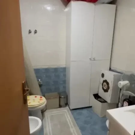 Tirane, jepet me qera 2+1 Kati 3, 100 m² 800 € (Brryli)