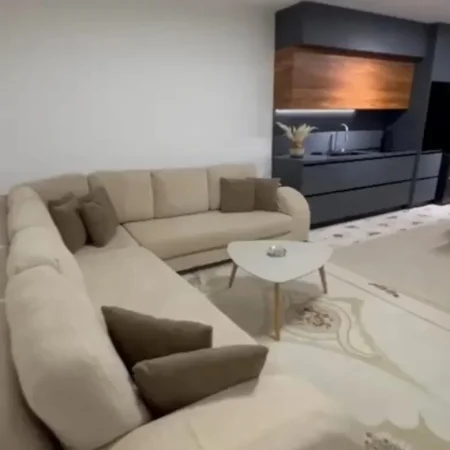 Tirane, jepet me qera 2+1 Kati 3, 100 m² 800 € (Brryli)