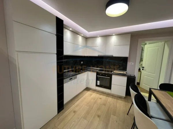 Tirane, jepet me qera apartament 2+1+Ballkon Kati 5, 81 m² 550 € (Oxhaku, Tiranë.)