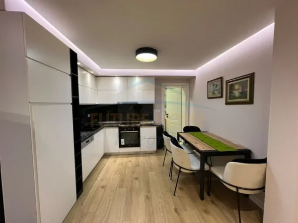 Tirane, jepet me qera apartament 2+1+Ballkon Kati 5, 81 m² 550 € (Oxhaku, Tiranë.)
