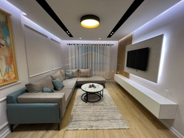 Tirane, jepet me qera apartament 2+1+Ballkon Kati 5, 81 m² 550 € (Oxhaku, Tiranë.)