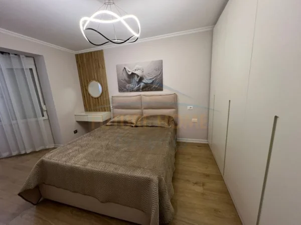 Tirane, jepet me qera apartament 2+1+Ballkon Kati 5, 81 m² 550 € (Oxhaku, Tiranë.)
