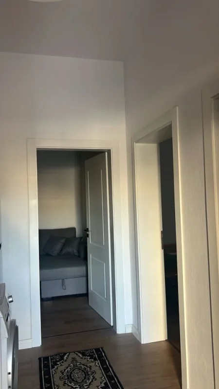 Tirane, jepet me qera apartament 1+1 Kati 1, 