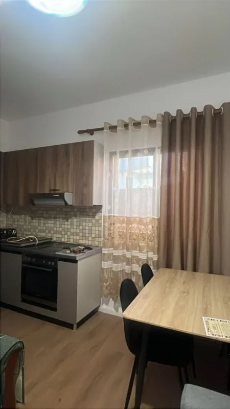 Tirane, jepet me qera apartament 1+1 Kati 1, 