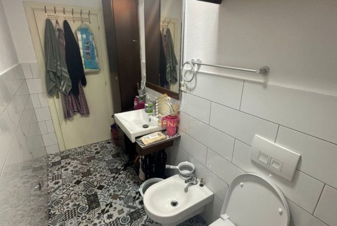 Tirane, jepet me qera apartament 1+1 Kati 1, 65 m² 600 € (Pazari i Ri)