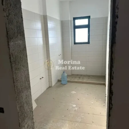 Tirane, shitet Vile 4 Katshe , 720 m² 1.100.000 € (Kinostudio)
