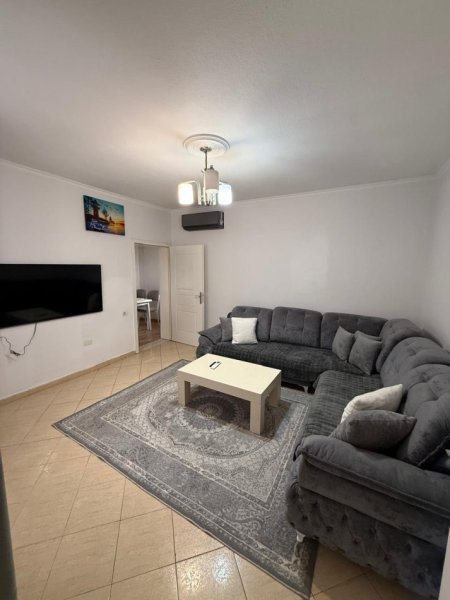 Tirane, jepet me qera apartament 1+1+Ballkon Kati 1, 80 m² 400 € (Allias)
