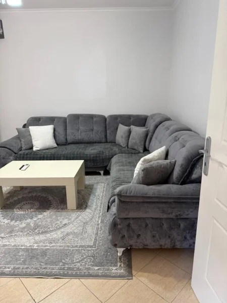 Tirane, jepet me qera apartament 1+1+Ballkon Kati 1, 80 m² 400 € (Allias)