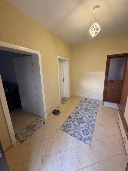 Tirane, jepet me qera apartament 1+1+Ballkon Kati 1, 80 m² 400 € (Allias)