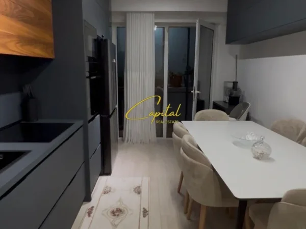 Tirane, jepet me qera apartament 2+1 Kati 3, 129 m² 800 € (BRRYLI)