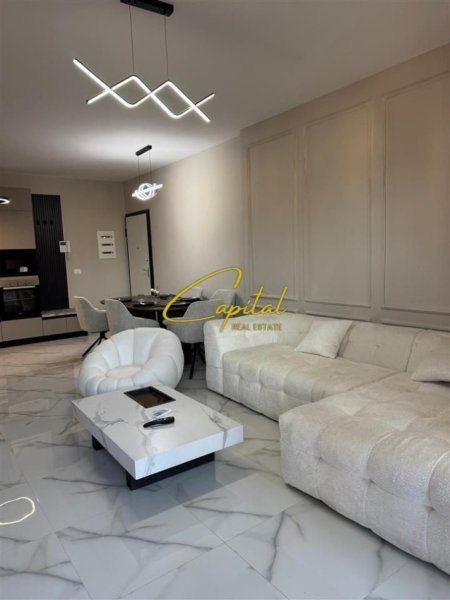 Tirane, jepet me qera apartament 3+1 Kati 15, 130 m² 1.900 € (RESIDENCA GARDEN BULDING)