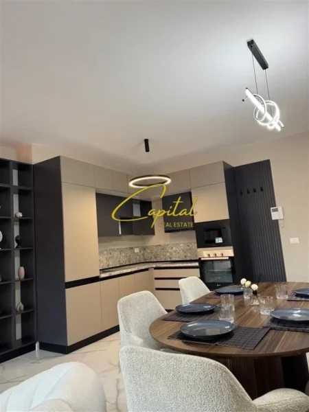 Tirane, jepet me qera apartament 3+1 Kati 15, 130 m² 1.900 € (RESIDENCA GARDEN BULDING)