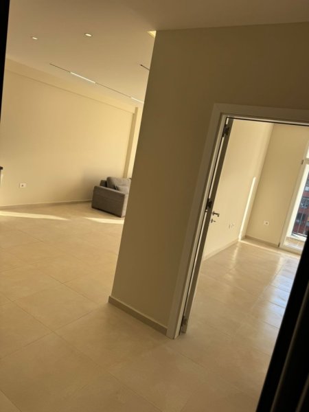 Tirane, jepet me qera apartament 1+1+Ballkon Kati 3, 75 m² 500 € (Rruga 5 Maji)
