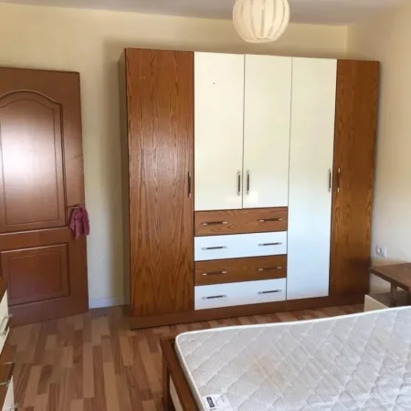 Tirane, jepet me qera apartament 2+1 Kati 4, 82 m² 500 € (Kinostudio)