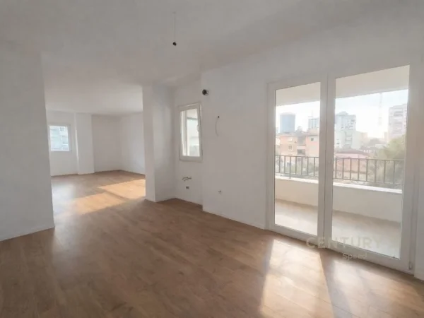 Tirane, jepet me qera zyre Kati 2, 136 m² 1.200 € (Pazari Ri)