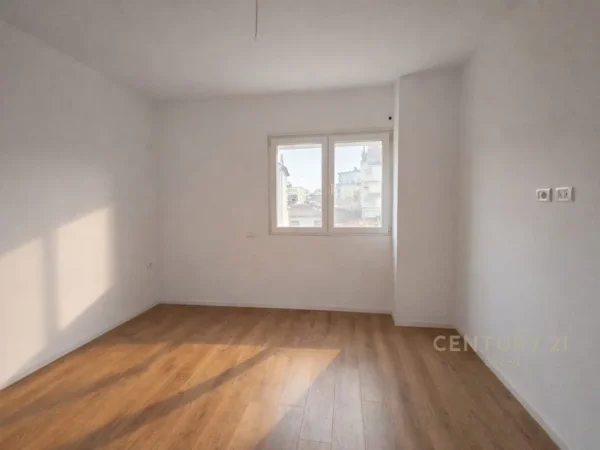 Tirane, jepet me qera zyre Kati 2, 136 m² 1.200 € (Pazari Ri)