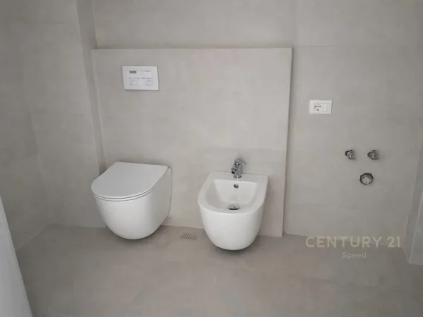 Tirane, jepet me qera zyre Kati 2, 136 m² 1.200 € (Pazari Ri)