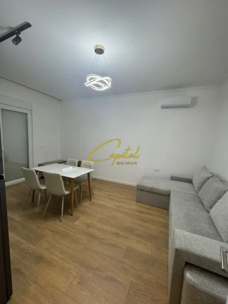 Tirane, jepet me qera apartament 1+1 Kati 2, 80 m² 400 € (SHKOZE)