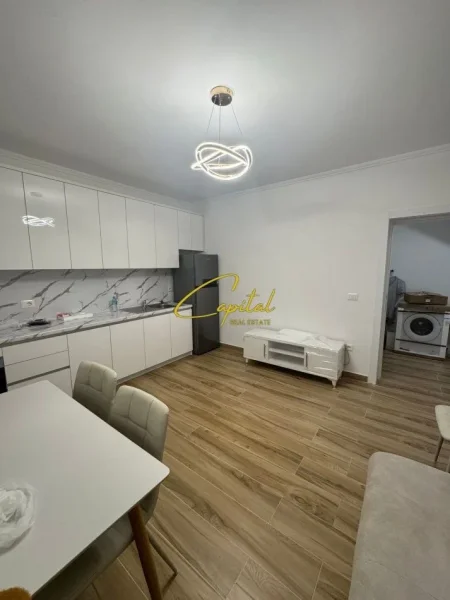 Tirane, jepet me qera apartament 1+1 Kati 2, 80 m² 400 € (SHKOZE)