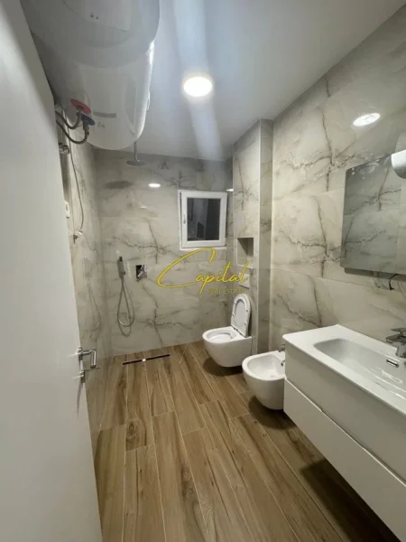 Tirane, jepet me qera apartament 1+1 Kati 2, 80 m² 400 € (SHKOZE)