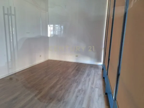 Tirane, jepet me qera ambjent biznesi Kati 1, 21 m² 850 € (Mine Pezës)